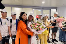 Директор Департамента туризма Ханоя Данг Хыонг Зянг вручает цветы пятимиллионному иностранному туристу и туристической группе из Испании в международном аэропорту Нойбай днём 7 июля 2026 года. Фото: ВИА.