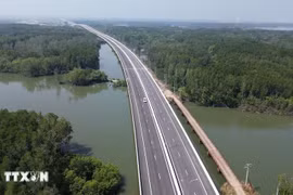 Скоростная автомагистраль Бенлык—Лонгтхань на участке, проходящем через мангровые леса уезда Ньончач (провинция Донгнай). (Фото: ВИА)