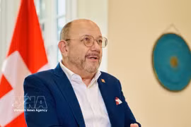 Посол Швейцарии во Вьетнаме Томас Гасс даёт интервью корреспонденту Вьетнамского информационного агентства (ВИА). Фото: ВИА