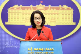 Официальный представитель МИД Фам Тху Ханг отвечает на вопросы представителей отечественных и международных средств массовой информации. Фото: ВИА