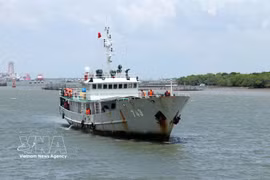 Судно № 743 доставило рыбака Чыонг Ван Чунга в порт 129-й военно-морской эскадры днем 18 августа 2026 года. Фото: ВИА