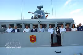 Руководители и сотрудники представительства Вьетнама, а также представители вьетнамской диаспоры в Австралии осматривают корабль 016 «Куанг Чунг». (Фото: ВИА)