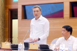Генерал-майор Нгуен Куок Тоан, руководитель Канцелярии, официальный представитель Министерства общественной безопасности, отвечает на вопросы журналистов информационных агентств и средств массовой информации. Фото: ВИА
