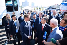 Премьер-министр Ле Минь Хынг знакомится с экспозицией выставки. Фото: ВИА