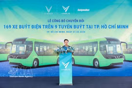 Нгуен Конг Нят, Генеральный директор VinBus, выступает на церемонии открытия 9 маршрутов электробусов. (Фото: ВИА)