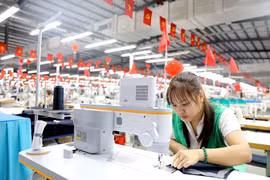 Швейное предприятие Veston Hưng Hà (в составе Генеральной швейной корпорации May 10, община Хынгха) инвестирует в швейные машины с использованием технологий искусственного интеллекта для производства. Фото: ВИА