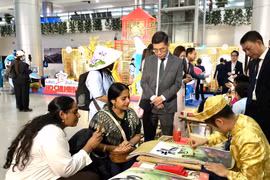 Город Хошимин представляет вьетнамскую культуру иностранным туристам. (Фото: ВИА)