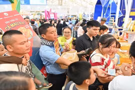 На Осенней ярмарке 2025 царит оживлённая атмосфера покупок. (Фото: nhandan.vn)