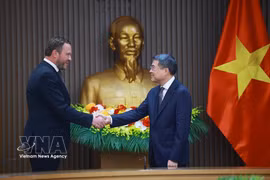 Премьер-министр Правительства Ле Минь Хынг принимает Министра иностранных дел Эстонской Республики Маргуса Цахкна. (Фото: ВИА)