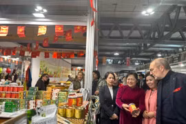 Посетители ярмарки знакомятся с вьетнамской продукцией. (Фото: ВИА)