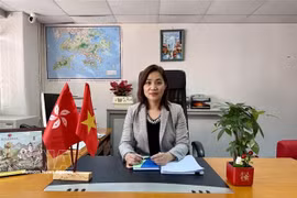 Ву Тхи Тхуи заместитель Генерального консула, руководитель Торгового представительства Вьетнама в Гонконге, даёт интервью корреспонденту ВИА. (Фото: ВИА)