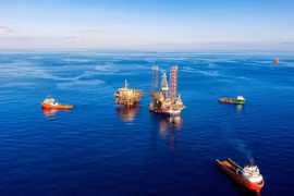 Операции по перемещению самоподъёмной буровой установки к морской нефтегазовой скважине. (Фото: PVN)