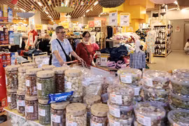 Покупатели совершают покупки в супермаркете WinMart Тханглонг, Ханой. (Фото: ВИА)