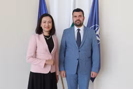 Чрезвычайный и Полномочный Посол Вьетнама Нгуен Тхи Минь Нгует наносит визит вежливости Министру иностранных дел Болгарии Георгу Георгиеву. (Фото: ВИА)