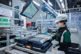 Система роботизированных манипуляторов и современное оборудование на производственной линии по выпуску телевизоров компании "Regza Electronics Vietnam" (ООО). (Фото: ВИА)