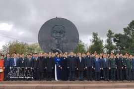 Генеральный секретарь, Президент государства То Лам вместе с супругой и делегацией высокого уровня Вьетнама фотографируются на память на площади Хо Ши Мина в столице России Москве. Фото: ВИА