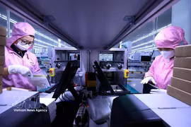 Компания с ограниченной ответственностью Toyo Solar (со 100% японским капиталом) ввела в эксплуатацию завод по производству солнечных панелей в промышленной зоне Камкхе (провинция Футхо) с общим объёмом инвестиций 200 миллионов долларов США в 2023 году. В настоящее время завод обеспечивает стабильной работой более 400 работников со средней заработной платой свыше 17 миллионов донгов на человека в месяц; производственная мощность составляет около 200 миллионов панелей в год. Продукция в основном экспортируется в Индию, Тайвань и ряд других стран. (Фото: ВИА)
