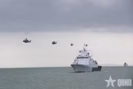 Четыре вертолёта Королевских военно-морских сил Малайзии пролетели во время парада. (Фото: qdnd.vn)
