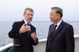 Король Дании Фредерик X рассказывает Генеральному секретарю, Президенту государства То Ламу о проекте искусственного полуострова Линеттехольм во время поездки на корабле к острову. Фото: ВИА