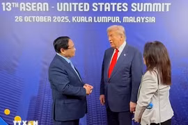 Премьер-министр Фам Минь Тьинь встречается с Президентом США Дональдом Трампом на 13-м саммите АСЕАН–США. (Фото: ВИА)