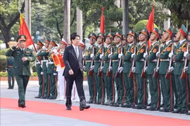 Президент государства Лыонг Кыонг принял строй Почётного караула. (Фото: ВИА)