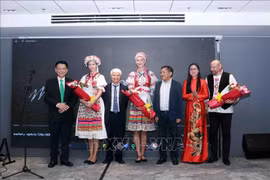Делегаты вручают цветы трём авторам проекта Party в XXI веке». (Фото: ВИА)