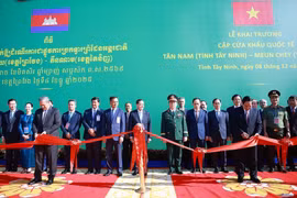 Премьер-министр Вьетнама Фам Минь Тьинь и Премьер-министр Камбоджи Хун Манет участвуют в церемонии перерезания ленточки по случаю открытия пары международных КПП Таннам – Моунчей. (Фото: ВИА)