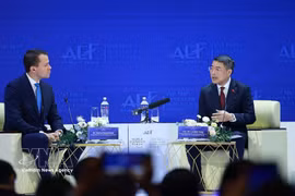Премьер-министр Ле Минь Хынг проводит диалог с исполнительным директором Всемирного экономического форума (ВЭФ) Штефаном Мергенталером на тему «Определение места Вьетнама в глобальном будущем». Фото: ВИА