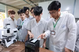 Преподаватель Сельскохозяйственной академии консультирует студентов по работе с современным оборудованием, интегрирующим технологии искусственного интеллекта (ИИ) и Интернета вещей (IoT), используемым для проведения научных исследований. Фото: ВИА