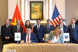 Представители компании "Binh Son Refining and Petrochemical" и энергетического концерна Chevron подписывают Меморандум о взаимопонимании. (Фото: ВИА)