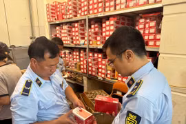 Сотрудники Управления по надзору за рынком Ханоя проверяют товары, имеющие признаки нарушения требований к маркировке товаров, рекламе и правам интеллектуальной собственности. Фото: ВИА