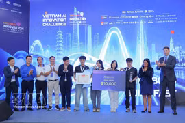 Оргкомитет вручил первую премию команде L-GPT 6.7 на финале конкурса Vietnam AI Innovation Challenge 2026. Фото: ВИА