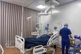 Пострадавший в результате аварии получает медицинскую помощь и проходит лечение в больнице на острове Фукуок. Фото: ВИА