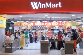 Жители совершают покупки в супермаркете WinMart. Фото: ВИА
