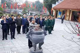 Генеральный секретарь То Лам и рабочая группа Центральных органов возлагают благовония в Доме памяти Генерального секретаря Нгуен Ван Линя в общине Нгуен Ван Линь провинции Хынгйен. (Фото: ВИА)