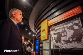 Председатель Государственной Думы Федерального Собрания Российской Федерации Вячеслав Володин слушает рассказ о победе при Дьенбьенфу 1954 года, прославившейся на пяти континентах и потрясшей весь мир. (Фото: ВИА)