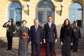 Президент Финляндской Республики Александр Стубб и его супруга возглавляют официальную церемонию приветствия Генерального секретаря То Лама и его супруги с официальным визитом в Финляндскую Республику. (Фото: ВИА)