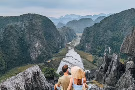 Иностранные туристы на вершине пещеры Муа, Ниньбинь. (Фото: ВИА)