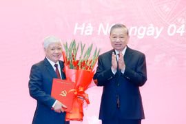Генеральный секретарь То Лам вручает Решение Политбюро о распределении и назначении товарища До Ван Тьена на должность постоянного заместителя секретаря партийного комитета Национального собрания. (Фото: ВИА)
