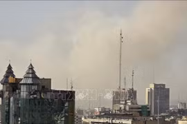 Дым поднимается над жилым районом после мощного взрыва в столице Тегеране, Иран, 28 февраля 2026 года. Фото: Anadolu/ВИА