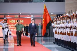 Премьер-министр Ле Минь Хынг прибывает на конференцию по подведению итогов работы органов общественной безопасности за первое полугодие 2026 года. Фото: ВИА