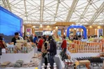 Люди делают покупки на Осенней ярмарке 2025 (Фото: ВИA)