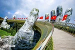 Золотой мост - привлекательный туристический объект для местных жителей и туристов при посещении прибрежного города Дананг. (Фото: ВИA)