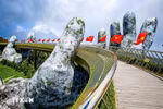 Золотой мост - привлекательный туристический объект для местных жителей и туристов при посещении прибрежного города Дананг. (Фото: ВИA)