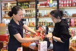 Во многих подарочных корзинах OCOP теперь сочетаются полезные продукты питания и изделия ручной работы. (Фото: ВИА)