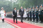 Президент Вьетнама Лыонг Кыонг и президент Венгрии Тамаш Шуйок обходят строй почетного караула Вьетнамской народной армии. (Фото: ВИA)