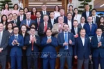Премьер-министр Фам Минь Тьинь позирует для фото с представителями британского бизнеса. (Фото: ВИA)