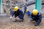 Рабочие на строительной площадке моста через Красную реку в приграничном районе между Лаокаем и китайской провинцией Юньнань. (Фото: ВИА)