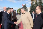 Российские официальные лица приветствуют Генерального секретаря ЦК КПВ То Лама и его супругу в аэропорту Внуково-2, Москва. (Фото: ВИA)