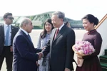 Слева направо: Первый заместитель премьер-министра Азербайджана Ягуб Эйюбов (1) встречает генерального секретаря ЦК КПВ То Лама (2) и его супругу в международном аэропорту имени Гейдара Алиева в Баку. (Фото: ВИA)